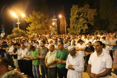 آلاف المصلين يؤدون التراويح والفجر في الأقصى المبارك