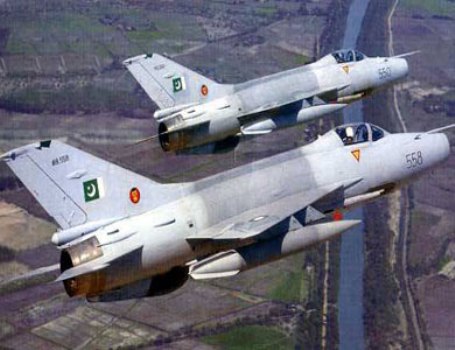 مقتل 25 مسلحا في غارات جوية باكستانية