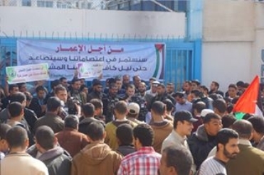 اعتصام أمام مقر مجلس الوزراء بغزة احتجاجا على تأخير إعادة الإعمار 