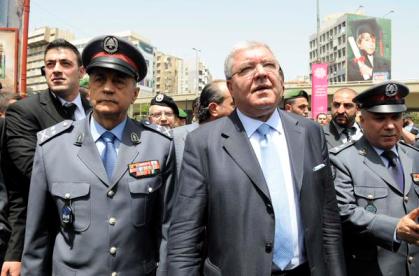 المشنوق يجري جولة في ساحة رياض الصلح وسط بيروت