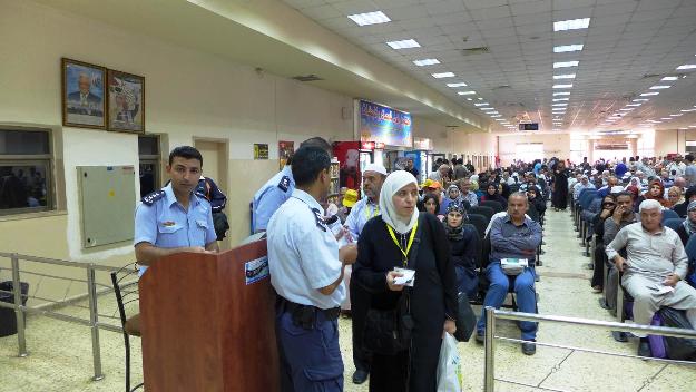الاحتلال يمنع 17 مواطنا السفر عبر معبر الكرامة