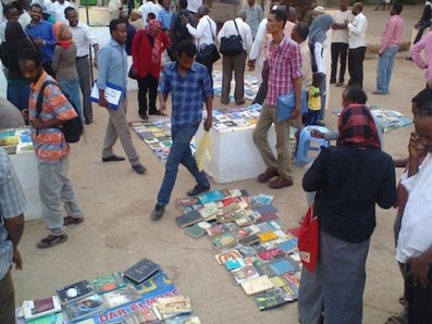 إقبال كبير على معرض للكتب المستعملة في الشارع بالعاصمة بيروت