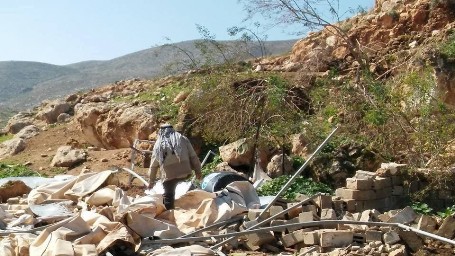 نابلس.. الاحتلال يجبر مواطنا على هدم منشآته الزراعية