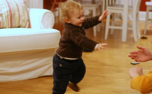 متى يمشي طفلك