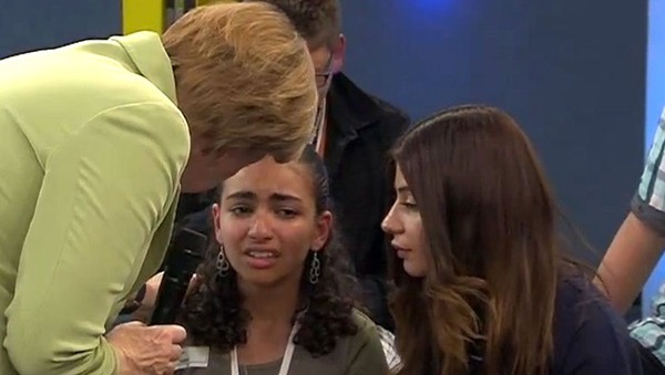 حملة إنتقادات واسعة لميركل بعد أن أبكت فتاة فلسطينية مهددة بالترحيل من ألمانيا