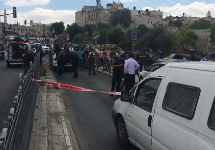 إصابة جندي للاحتلال بعملية طعن في الرملة واعتقال فتاتين