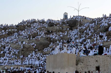 ضيوف الرحمن الحجاج يتوافدون إلى عرفات