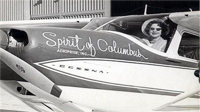 وفاة أول سيدة تطير حول العالم