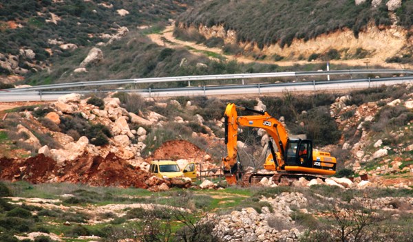 آليات المستوطنين تجرف أرض وقف إسلامي غرب سلفيت