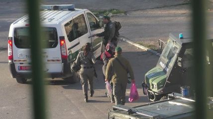 الاحتلال يعتقل فتاتين من الضفة بزعم حيازتهما سكينين