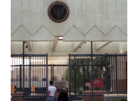 الخارجية الأميركية تنفي استهداف سفارتها في اليمن