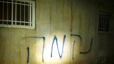 اصابة طفل رضيع وعائلته بالاختناق في هجوم للمستوطنين
