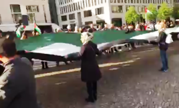 رفع أطول علم فلسطيني في برلين