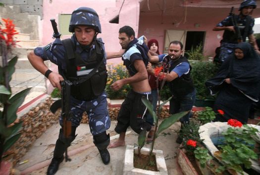 أجهزة السلطة تعتقل 6 وتستدعي 4 آخرين في الضفة