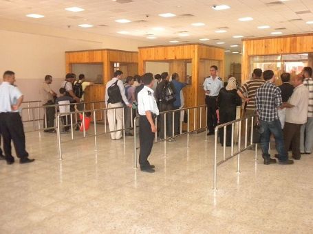 الاحتلال يمنع 15 مواطناً من السفر عبر معبر الكرامة