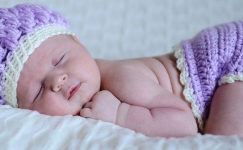 ما هي فوائد نوم الرضيع على بطنه؟