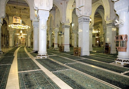 إعادة فرش أكثر من 15 ألف سجاده في المسجد الحرام