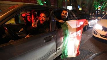 مئات الإيرانيين يحتفلون بالاتفاق النووي في شوارع طهران
