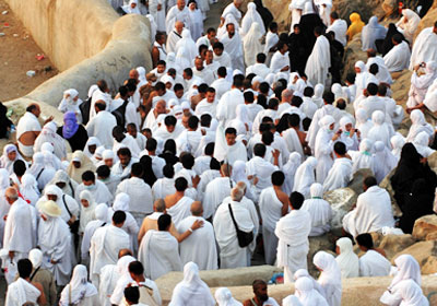 الحجاج يواصلون رمي الجمرات في أول أيام التشريق