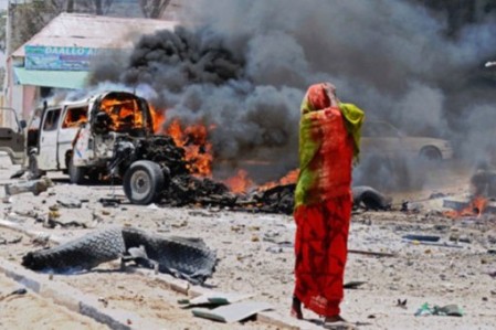 مقتل 3 أشخاص وإصابة آخرين في تفجير سيارة مفخخة بمقديشو