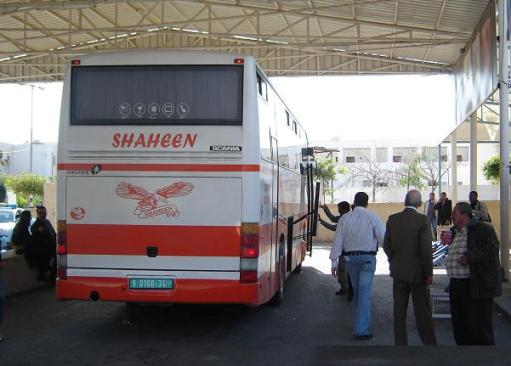 منع 17 مواطناً من السفر عبر معبر الكرامة