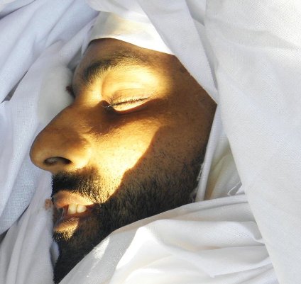 أهالي مخيم اليرموك يشيعون الناشط مصطفى الشرعان