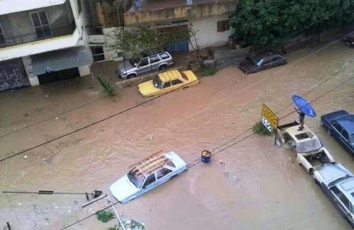 مياه الأمطار تغرق طرقا ومنازل في مخيم البداوي شمالي لبنان