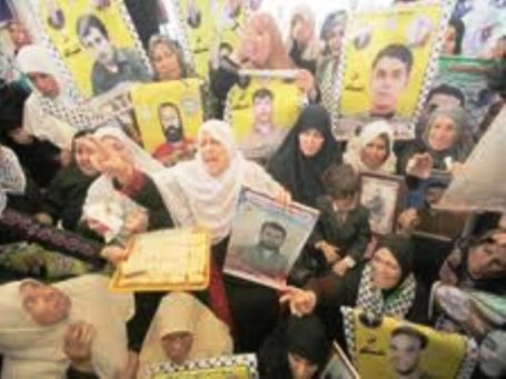 الخليل .. أهالي الاسرى يحتجون على قرار الصليب الاحمر