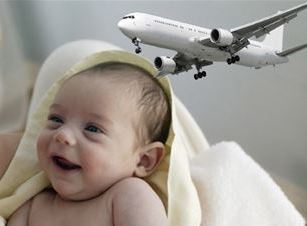 امرأة تلد توأمين على متن طائرة.. وشركة الطيران تقدم لها هدية خيالية