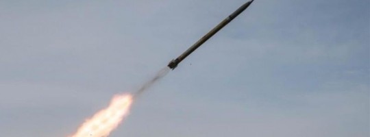 صاروخ يمني تجاه تل أبيب.jpg