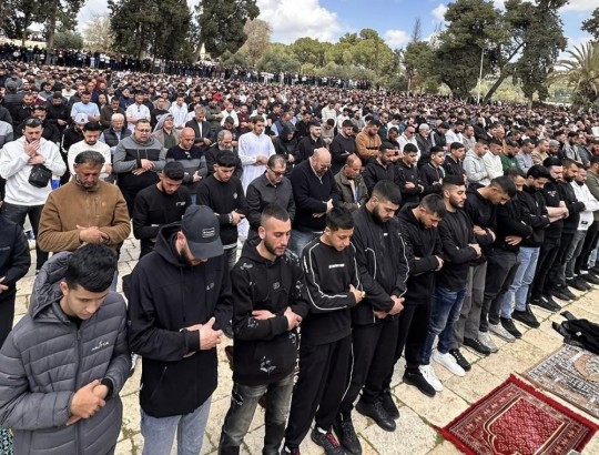 حشود المصلين في الأقصى.jpg