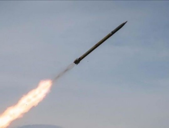 صاروخ يمني تجاه تل أبيب.jpg