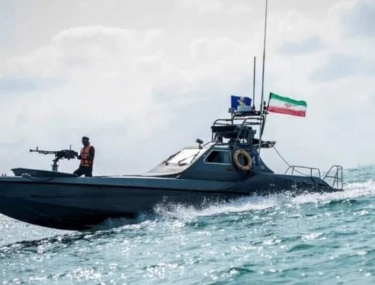 مناورات إيرانية في مضيق هرمز.jpg