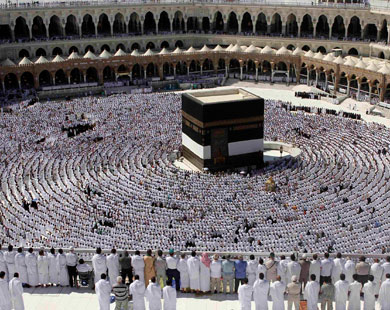 الحجاج المتعجلون يتوجهون إلى مكة المكرمة لطواف الوداع