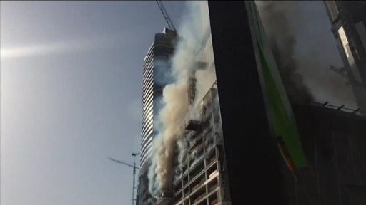 فرق الدفاع تتمكن من السيطرة على حريق في دبي