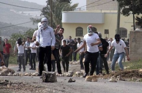 شباب فلسطينيون يقومون بدوريات حراسة ليلية في ترمسعيا بالضفة المحتلة