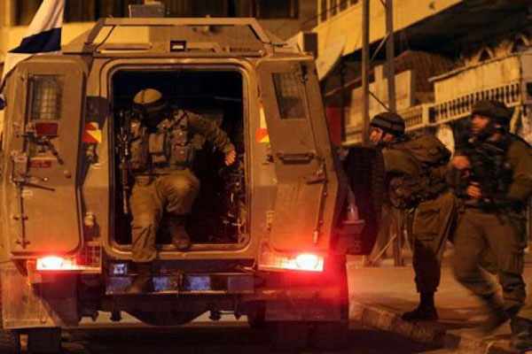 قوات الاحتلال تدهم منازل المواطنين شمال شرق الخليل وتقوم بتفتيشها