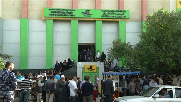 غزة.. بدأ صرف رواتب موظفي السلطة