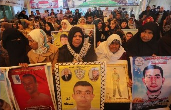 اعتصام تضامني مع الأسرى الصحفيين والمضربين أمام الصليب الأحمر بغزة