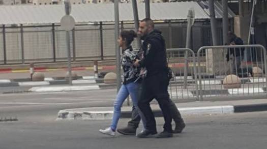 القدس.. اعتقال فتاة على حاجز قلنديا بعد إصابتها بالاختناق