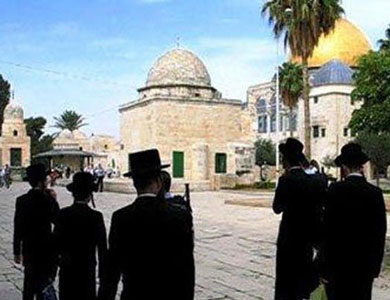 عشرات المستوطنين والحاخامات يقتحمون باحات المسجد الأقصى
