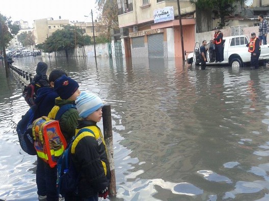 الأونروا تقدم مساعدات مالية للمتضررين من المنخفض الجوي الأخير في غزة  