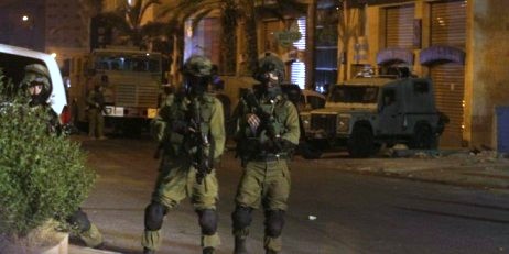 الاحتلال يمشط المناطق المحيطة بمنازل المواطنين في النبي صالح