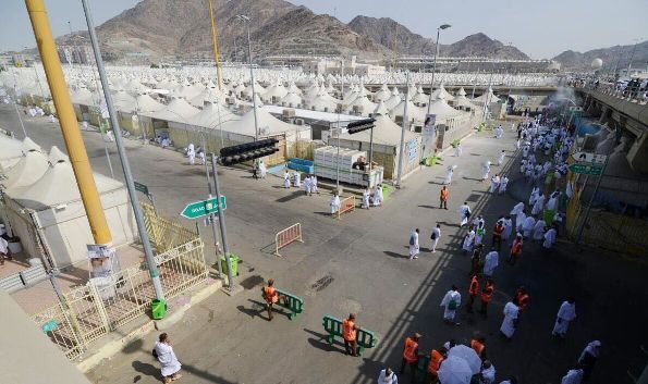 حجاج بيت الله الحرام يتوافدون إلى منى عشية يوم عرفة