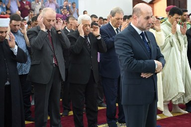 عباس يؤدي صلاة العيد في مسجد التشريفات برام الله