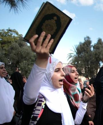 الاحتلال يعتقل مقدسية خلال التصدي لاقتحام المستوطنين للأقصى المبارك