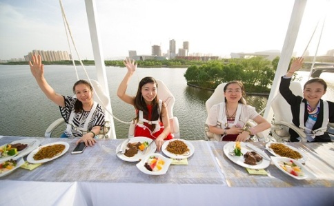 شركة صينية تغري الزبائن بتناول  الطعام في السماء 