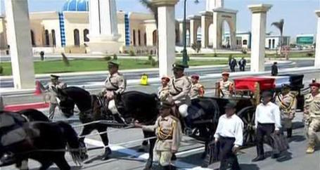 بحضور السيسي ... القاهرة تودع النائب المصري العام في جنازة عسكرية