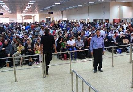 الاحتلال يمنع 68 فلسطينيا من السفر عبر معبر الكرامة