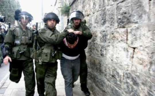 القدس... الاحتلال يعتقل 4 مواطنين بعد اقتحام عدة أحياء 